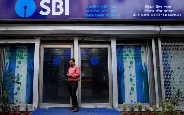 SBI warns customers about fake income tax refund messages