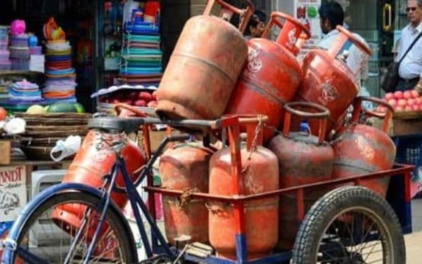 LPG Cylinder Rates: Prices remain unchanged this month, Check all details here