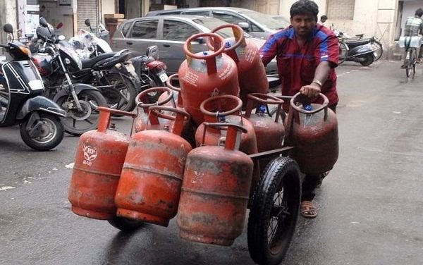 Domestic LPG cylinder price decreases by Rs. 10: Check the latest price.