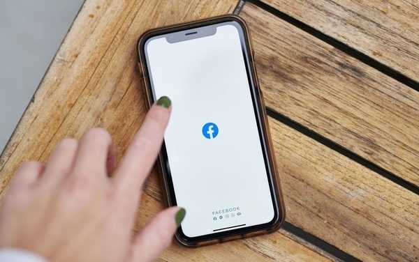 Facebook tries adding video and voice calls back into its main app: Details here.