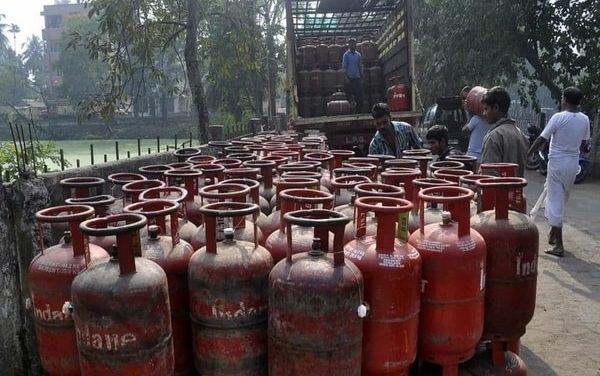 Govt proposes sale of small LPG cylinders, offering financial services via ration shops